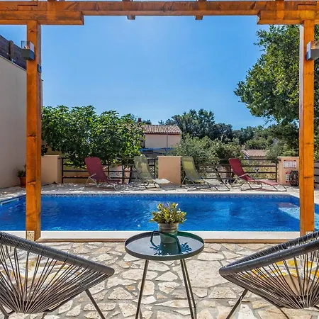 Lona By Guide Villa