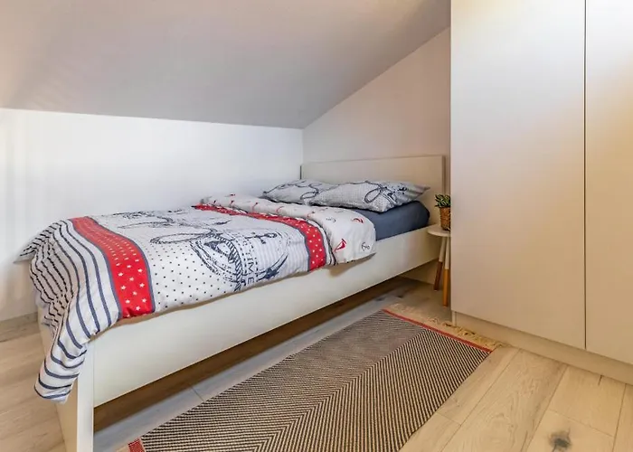 Lona By Guide 빌라 페로이