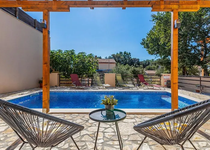Lona By Guide Villa