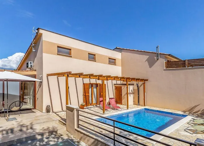 Lona By Guide Villa