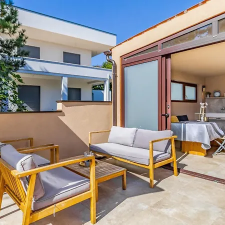 Lona By Guide Villa