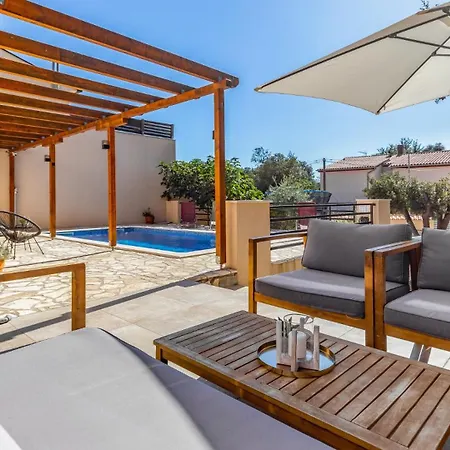 Villa Lona By Guide Peroj