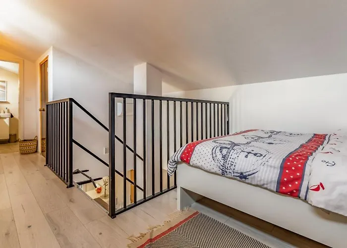 Lona By Guide Villa *