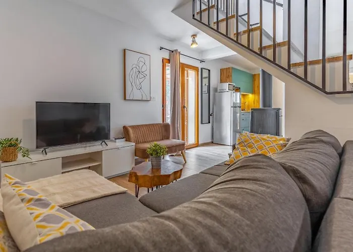 Lona By Guide * Peroj