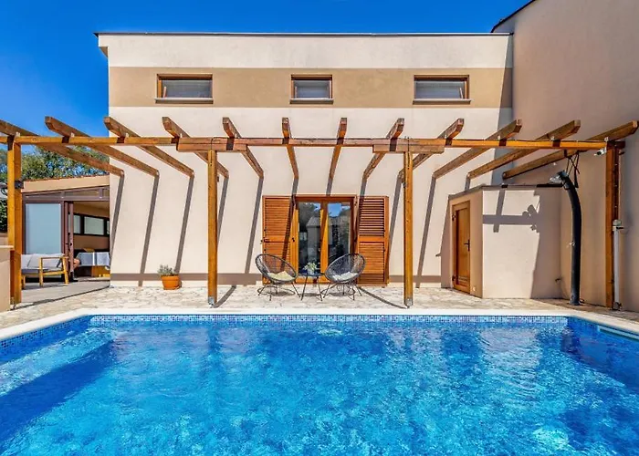 Lona By Guide Villa *