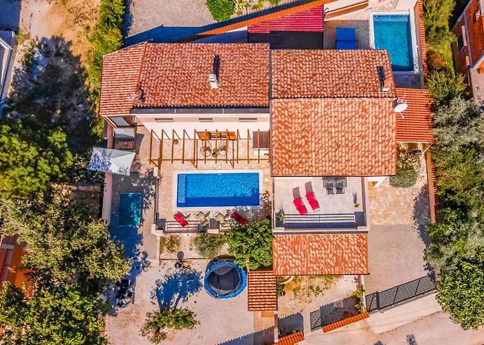 Villa Lona By Guide Peroj