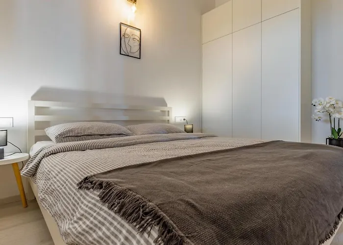 Lona By Guide * Peroj