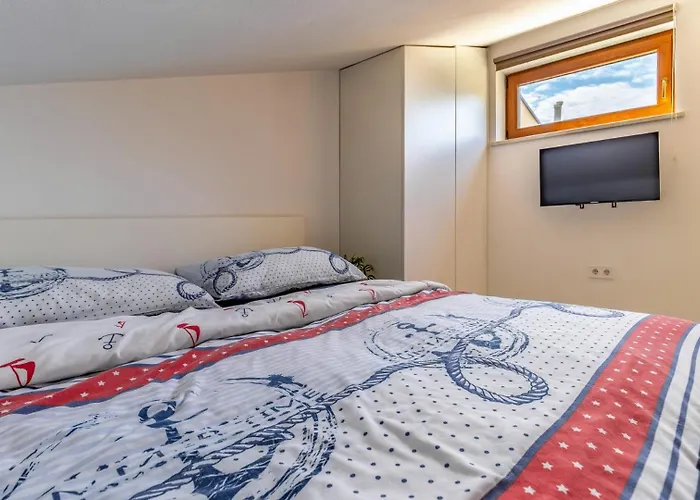 Lona By Guide Villa Peroj