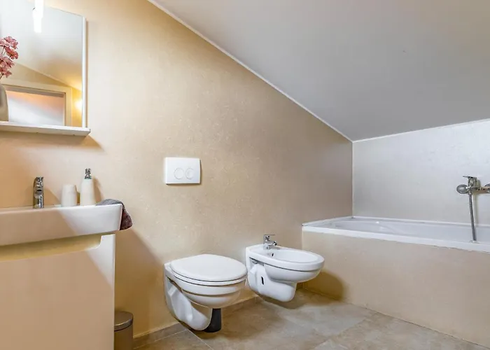 Lona By Guide Villa *