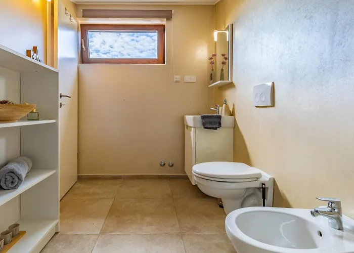 Lona By Guide Villa *