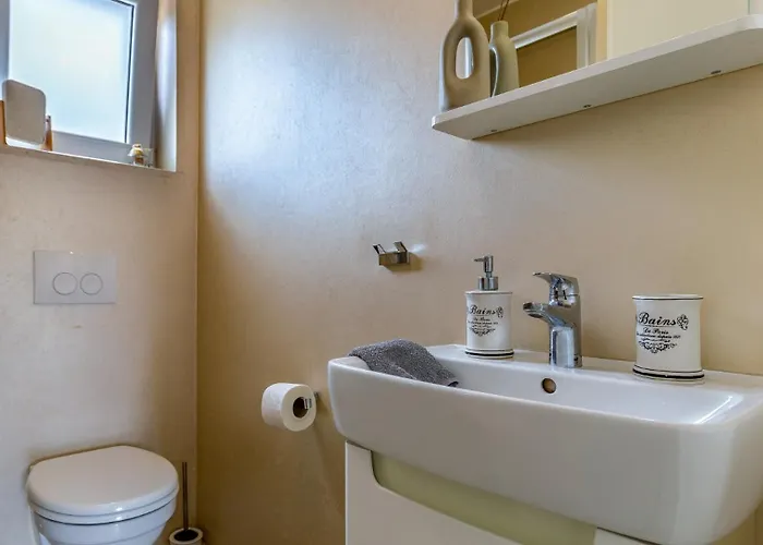 Lona By Guide Villa *