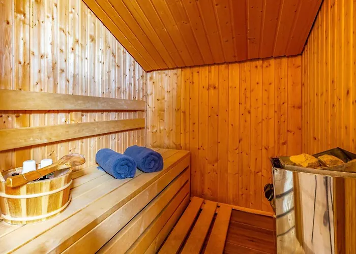 Lona By Guide Villa Peroj